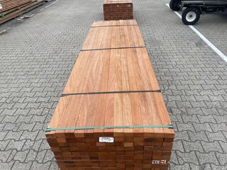 Ca. 78x Angelim Pedra Onderliggers Geschaafd, 45x68mm, lengte 300cm